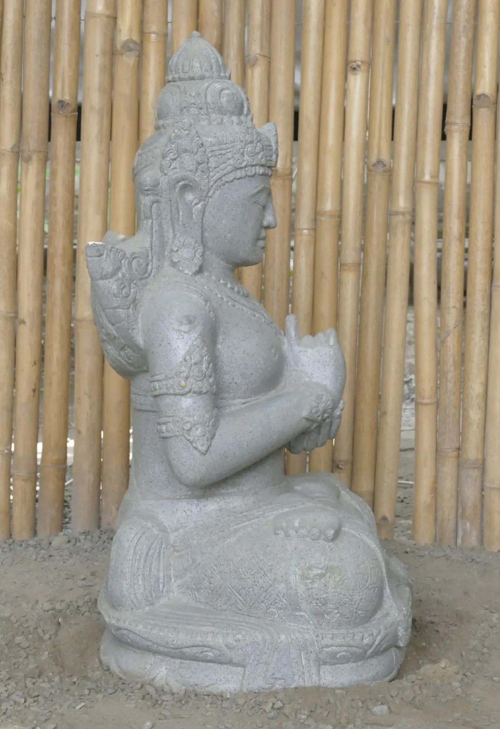  Product image 5 of the product “Seated Dewi Sri, position chakra turning the wheel, 73cm high riverstone grey, model with sativa. There is a stone eye on the left temple. ”